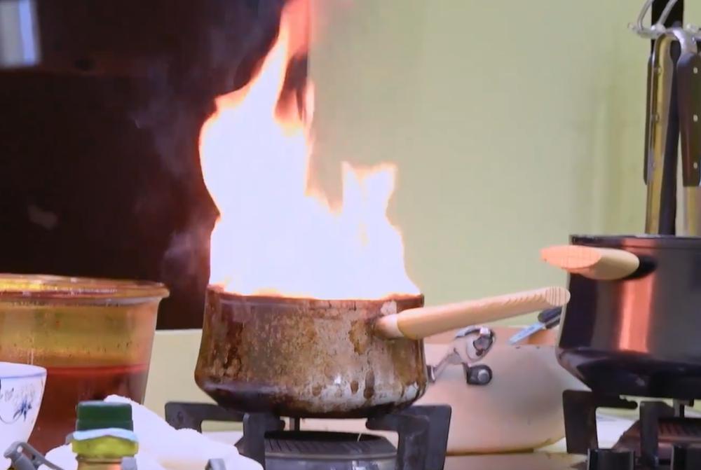 《中餐厅》再惹争议，餐厅失火还慢悠悠，赵又廷沈梦辰被批没常识