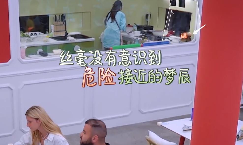 《中餐厅》再惹争议，餐厅失火还慢悠悠，赵又廷沈梦辰被批没常识