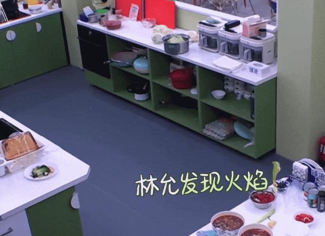 《中餐厅》再惹争议，餐厅失火还慢悠悠，赵又廷沈梦辰被批没常识