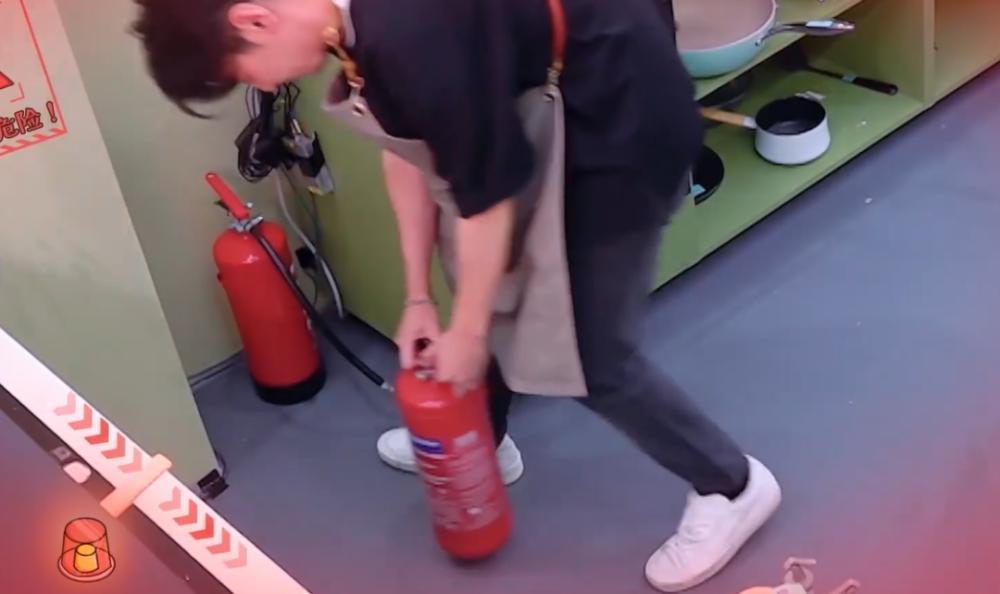 《中餐厅》再惹争议，餐厅失火还慢悠悠，赵又廷沈梦辰被批没常识