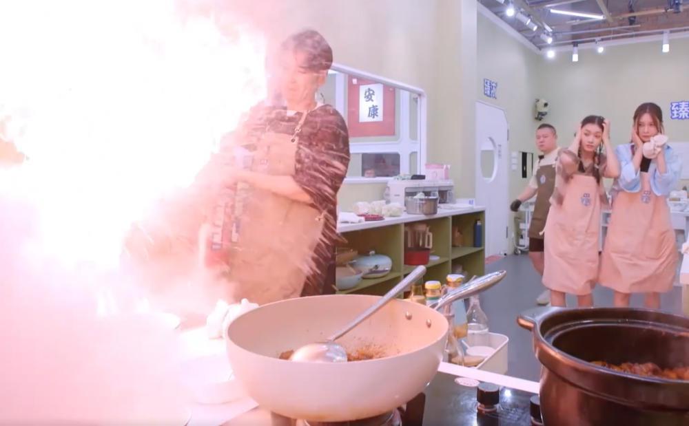 《中餐厅》再惹争议，餐厅失火还慢悠悠，赵又廷沈梦辰被批没常识