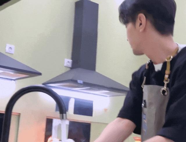 《中餐厅》再惹争议，餐厅失火还慢悠悠，赵又廷沈梦辰被批没常识