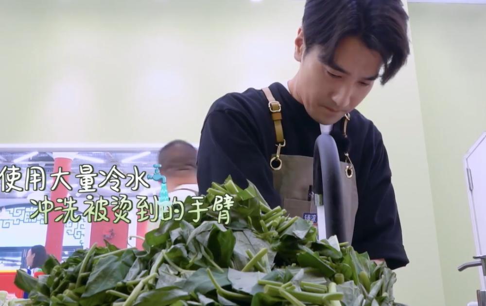 《中餐厅》再惹争议，餐厅失火还慢悠悠，赵又廷沈梦辰被批没常识