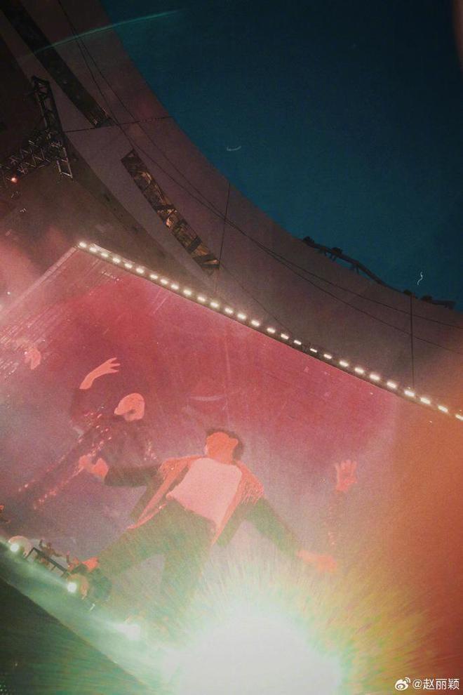 赵丽颖去了张杰演唱会，与谢娜同步化身小迷妹，笑容甜美超迷人