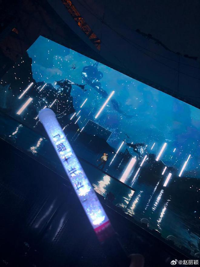 赵丽颖去了张杰演唱会，与谢娜同步化身小迷妹，笑容甜美超迷人