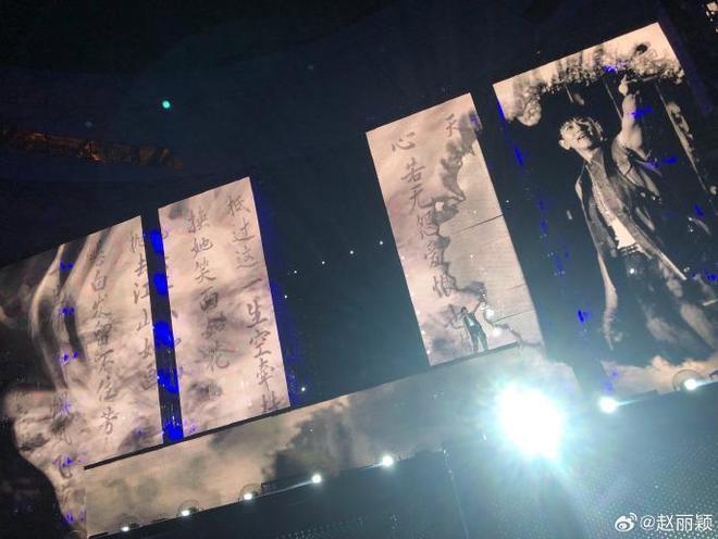 赵丽颖去了张杰演唱会，与谢娜同步化身小迷妹，笑容甜美超迷人