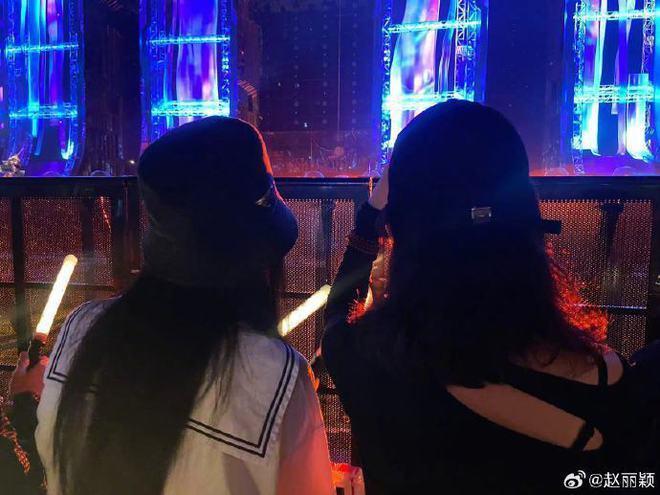 赵丽颖去了张杰演唱会，与谢娜同步化身小迷妹，笑容甜美超迷人