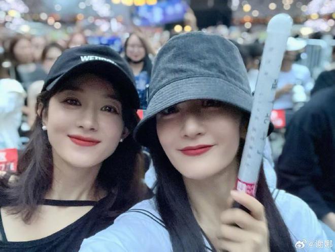 赵丽颖去了张杰演唱会，与谢娜同步化身小迷妹，笑容甜美超迷人