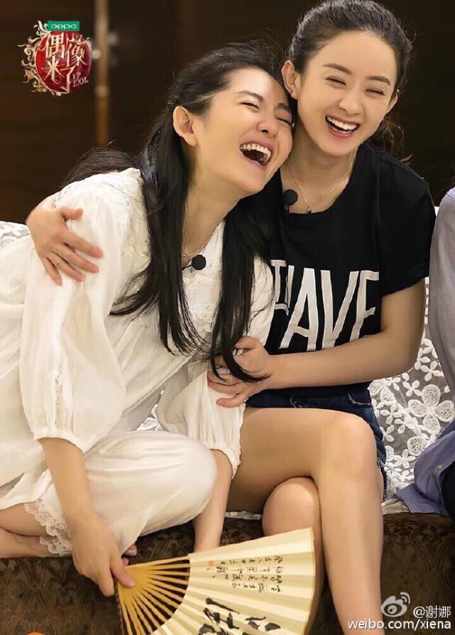 赵丽颖去了张杰演唱会，与谢娜同步化身小迷妹，笑容甜美超迷人