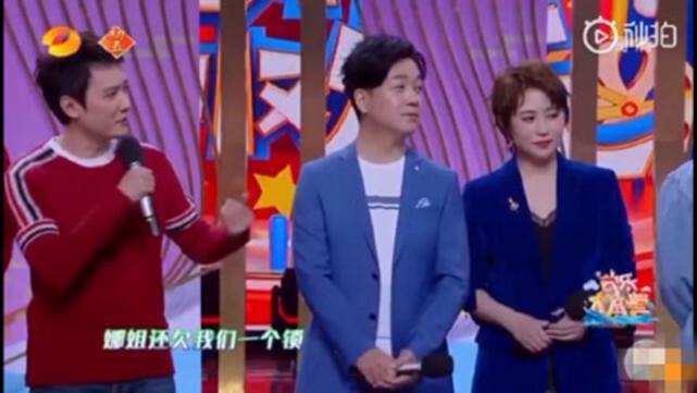 赵丽颖去了张杰演唱会，与谢娜同步化身小迷妹，笑容甜美超迷人