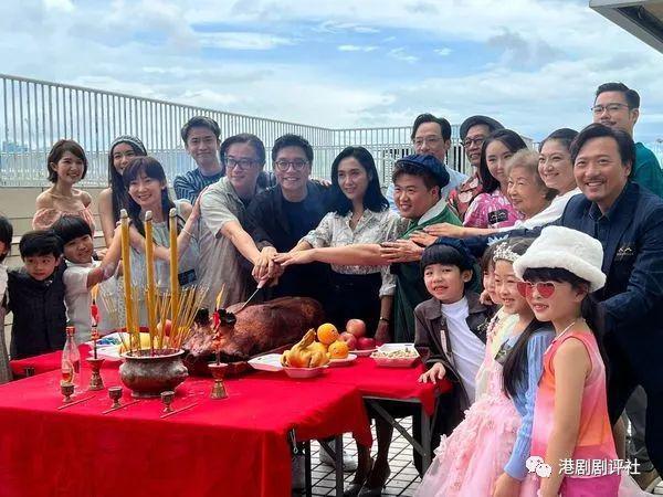 朱茵久违复出拍港剧，新剧演严厉教师获女儿现场探班