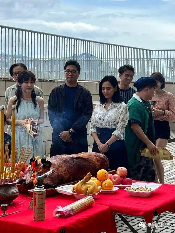 朱茵久违复出拍港剧，新剧演严厉教师获女儿现场探班