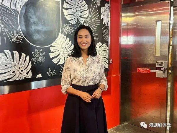 朱茵久违复出拍港剧，新剧演严厉教师获女儿现场探班