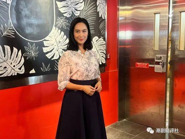 朱茵久违复出拍港剧，新剧演严厉教师获女儿现场探班