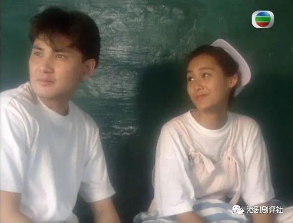 朱茵久违复出拍港剧，新剧演严厉教师获女儿现场探班