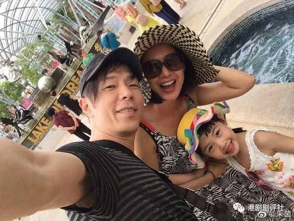 朱茵久违复出拍港剧，新剧演严厉教师获女儿现场探班