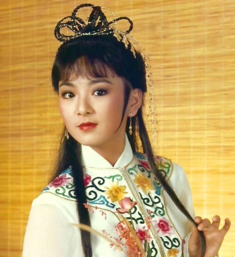 新林黛玉惹争议，几人能撑起气质？有人能锄两亩地，有人从书中走出