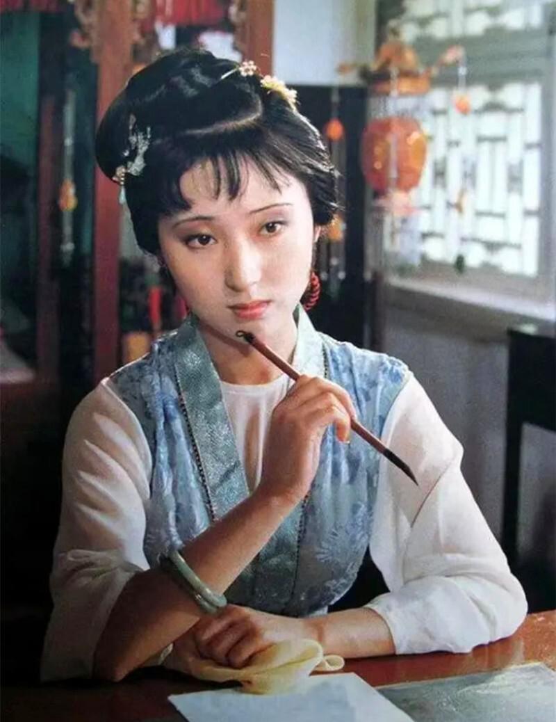 新林黛玉惹争议，几人能撑起气质？有人能锄两亩地，有人从书中走出