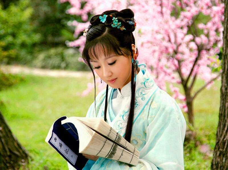 新林黛玉惹争议，几人能撑起气质？有人能锄两亩地，有人从书中走出