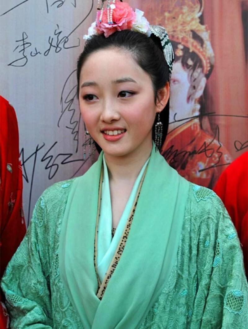 新林黛玉惹争议，几人能撑起气质？有人能锄两亩地，有人从书中走出