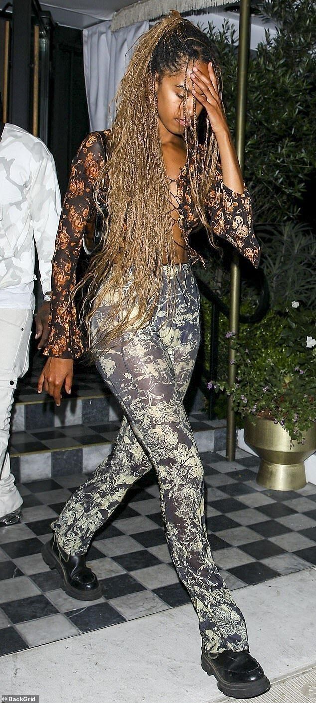 奥巴马的俩女儿夜晚赴派对，罕见华丽很放飞，匆忙中上错了车