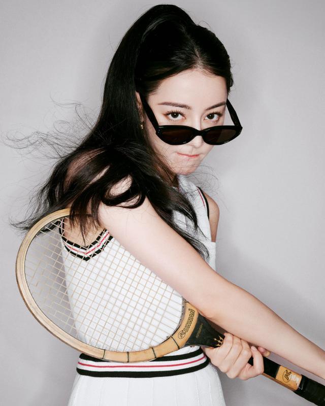 迪丽热巴网球少女造型甜酷满分 活力生风张扬动感