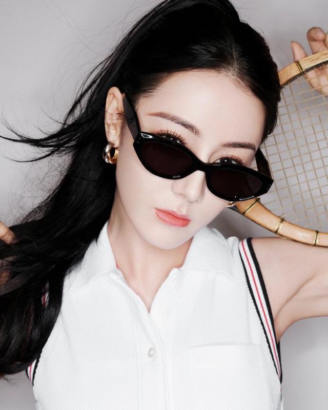 迪丽热巴网球少女造型甜酷满分 活力生风张扬动感