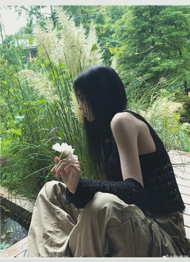 鞠婧祎漫步绿野山林一抹亮色 捧花细嗅蜜语笑颜清澈