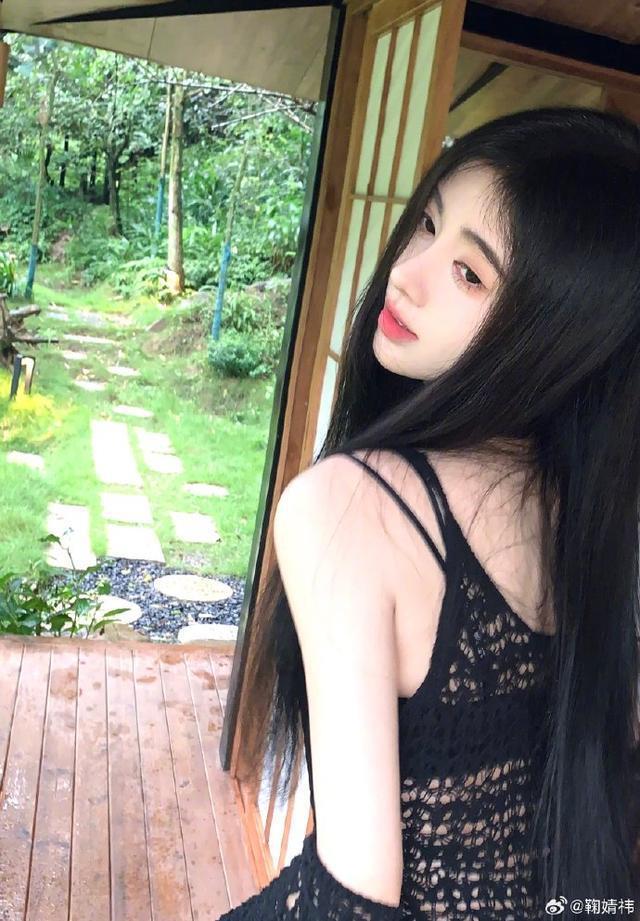 鞠婧祎漫步绿野山林一抹亮色 捧花细嗅蜜语笑颜清澈