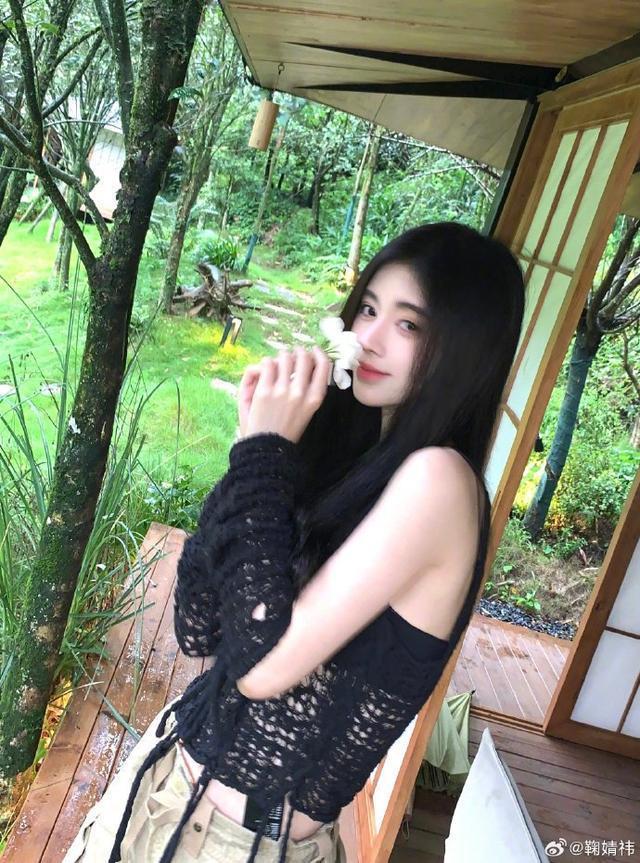 鞠婧祎漫步绿野山林一抹亮色 捧花细嗅蜜语笑颜清澈