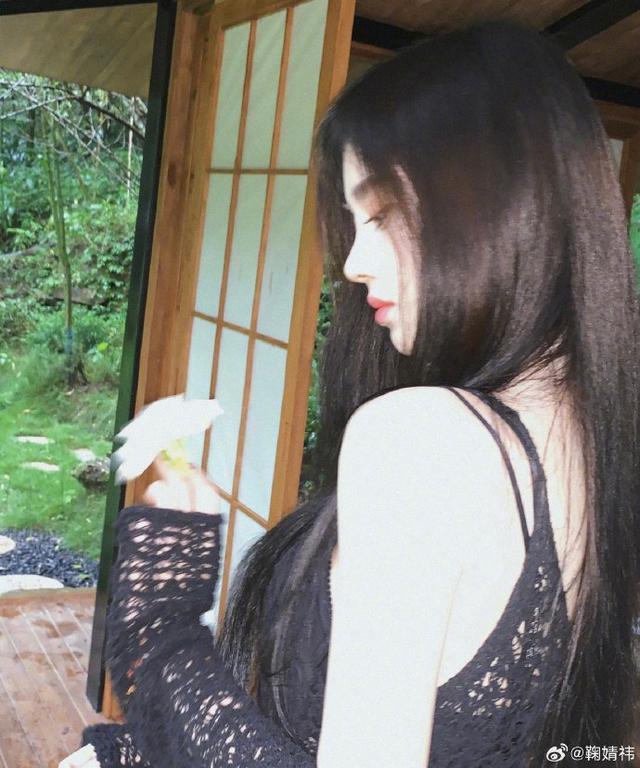 鞠婧祎漫步绿野山林一抹亮色 捧花细嗅蜜语笑颜清澈