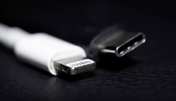 苹果刀法精准， 买 iPhone 15 的朋友注意这点
