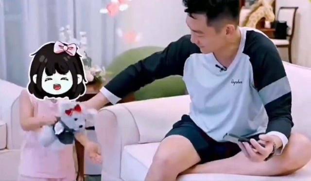 郑恺女儿安娜综艺首秀 活泼俏皮轻松拿捏老父亲