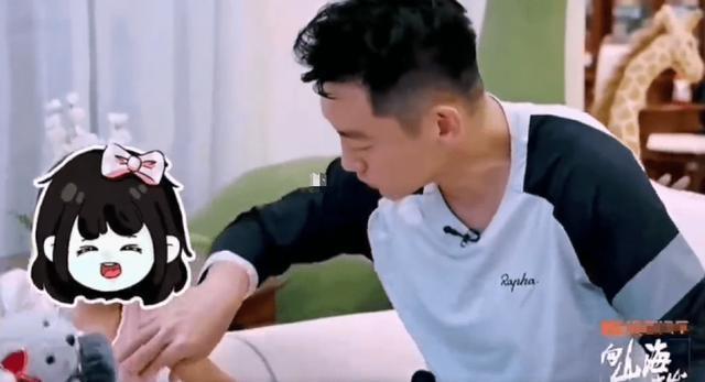 郑恺女儿安娜综艺首秀 活泼俏皮轻松拿捏老父亲