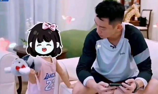 郑恺女儿安娜综艺首秀 活泼俏皮轻松拿捏老父亲