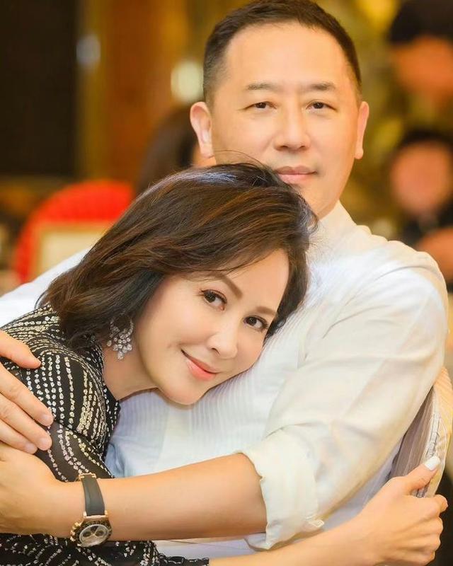 梁朝伟风波后与刘嘉玲合体撒糖 刘嘉玲趴唐鹤德怀里关系好