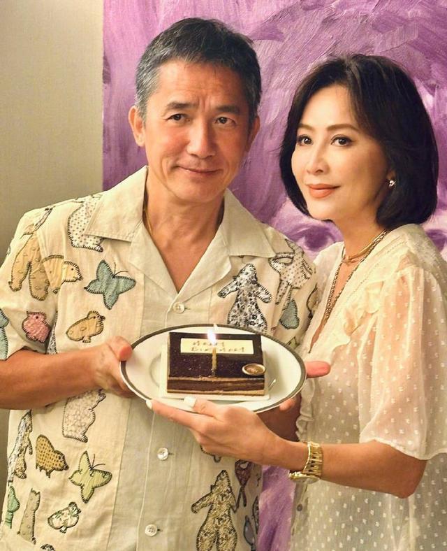 梁朝伟风波后与刘嘉玲合体撒糖 刘嘉玲趴唐鹤德怀里关系好