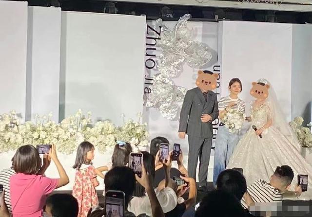 谭松韵参加好友婚礼打扮低调 抢到捧花开心与新人合影