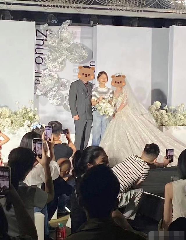 谭松韵参加好友婚礼打扮低调 抢到捧花开心与新人合影