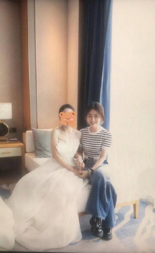 谭松韵参加好友婚礼打扮低调 抢到捧花开心与新人合影