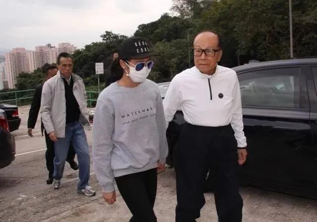 李嘉诚把孙女藏了24年，郭晶晶却天天晒娃，这就是霍家厉害之处