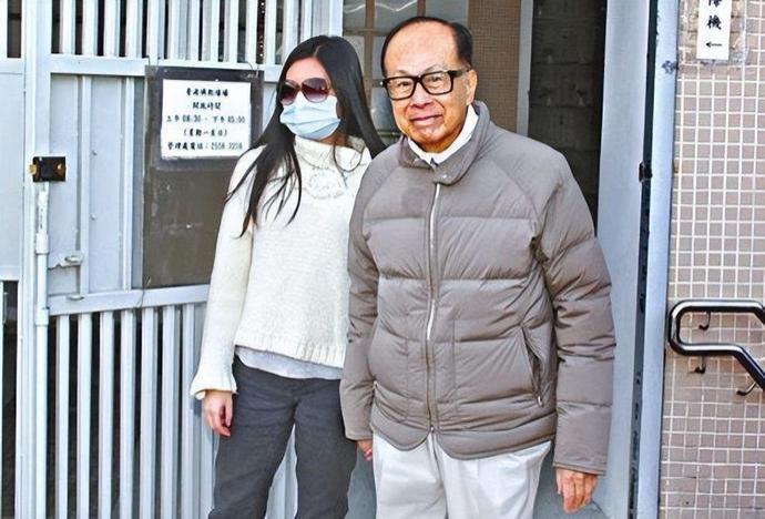 李嘉诚把孙女藏了24年，郭晶晶却天天晒娃，这就是霍家厉害之处