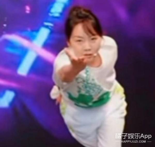 认真的吗？这俩年龄差这么多，她怎么看上他了？
