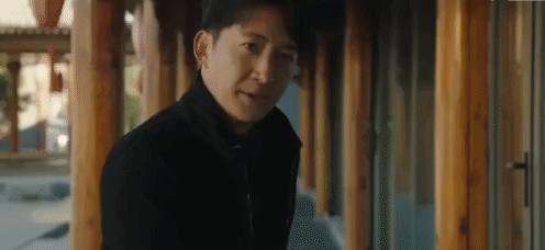 认真的吗？这俩年龄差这么多，她怎么看上他了？
