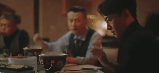 认真的吗？这俩年龄差这么多，她怎么看上他了？