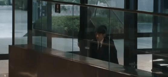 认真的吗？这俩年龄差这么多，她怎么看上他了？