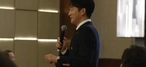 认真的吗？这俩年龄差这么多，她怎么看上他了？