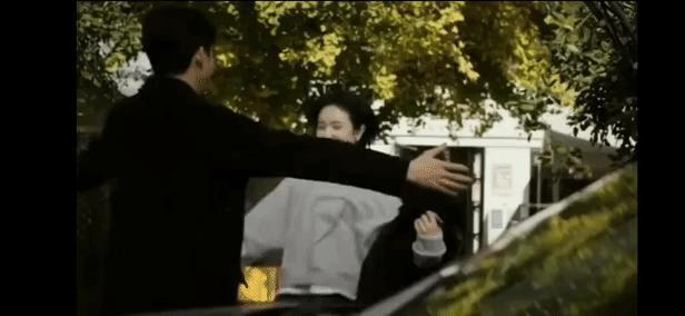 认真的吗？这俩年龄差这么多，她怎么看上他了？