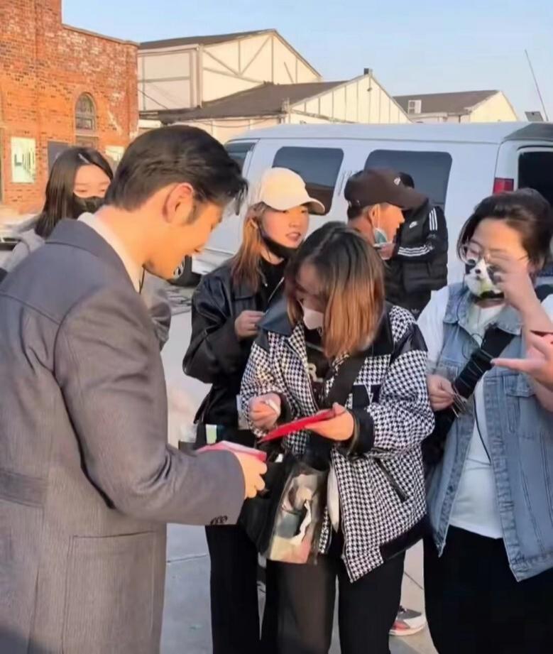 黄晓明豪宅引热议，细扒离婚后资产，这身家和人脉，绝对能更上一层楼