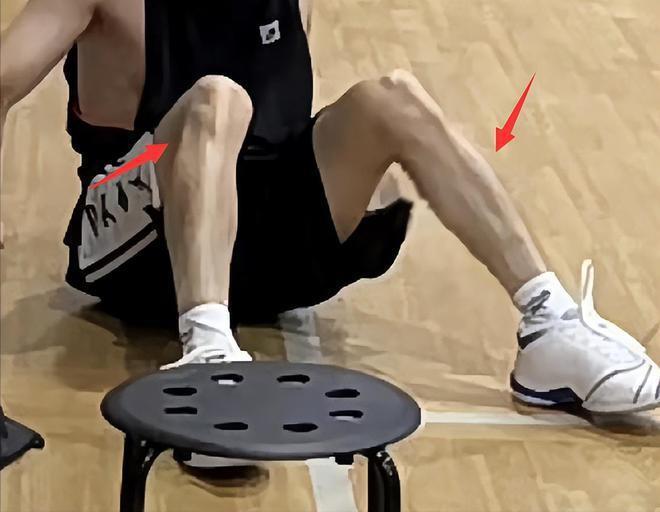 李易峰回老家约好友打球，暴瘦至100斤身体惹担忧，瘦成皮包骨